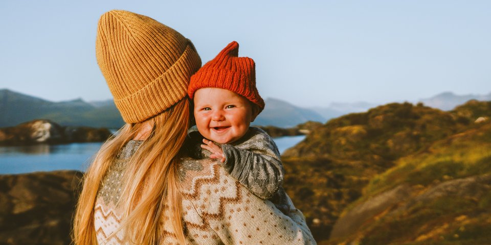 Mutter mit Kind auf dem Arm in der Natur