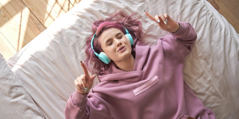 Junge Frau hört Musik mit Kopfhörern